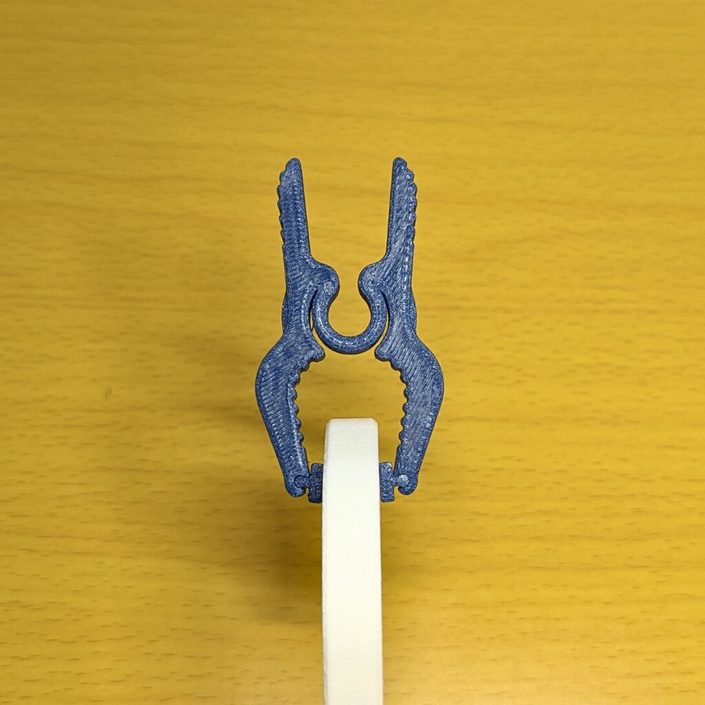 PETG-CFでプリントしたクランプでものを挟む様子