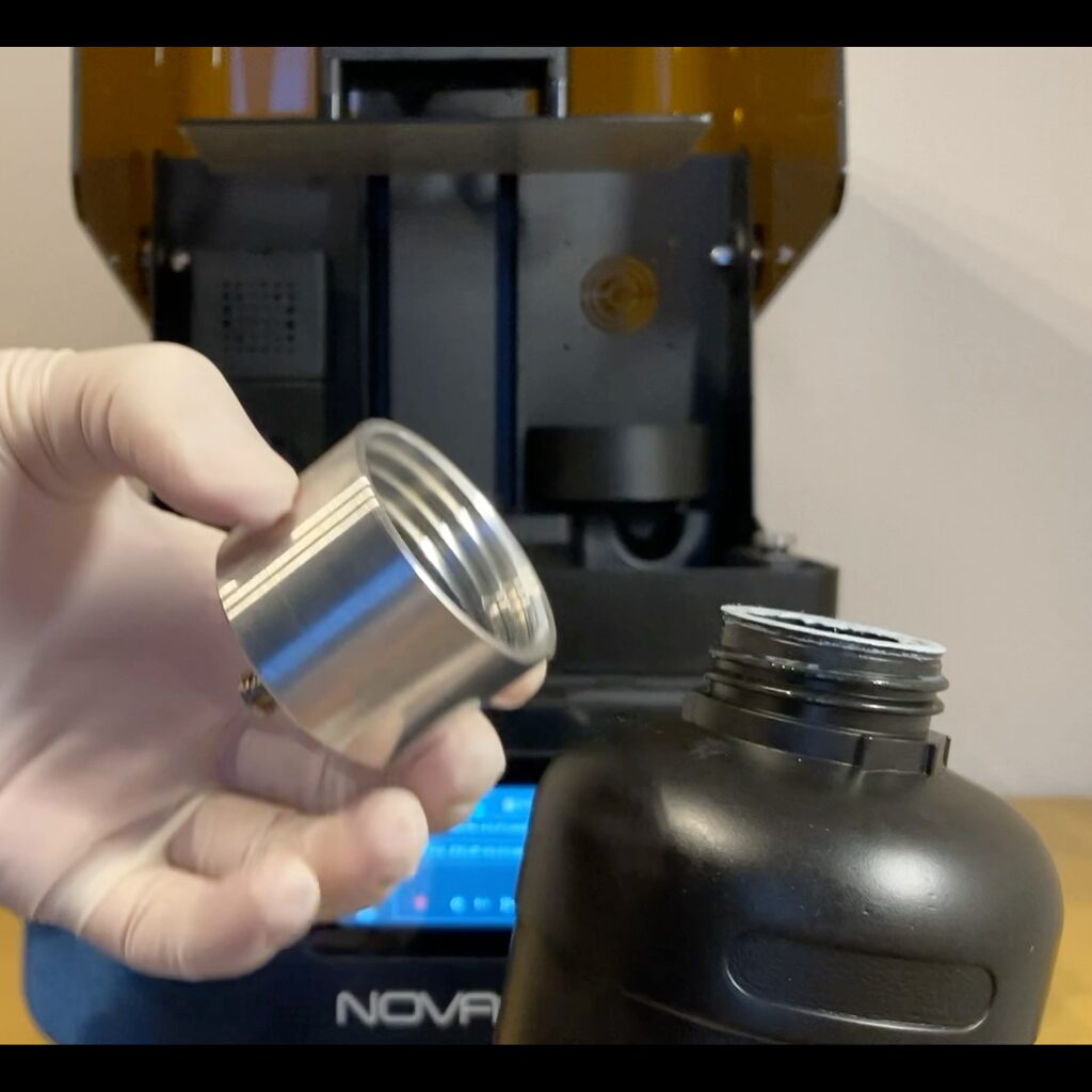 NOVA3D純正レジンボトルのフタを自動供給専用フタに取り替える様子