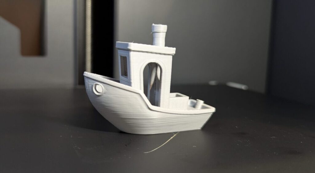 CoPEフィラメントをセットした3Dプリンターが400mm/s以上の高速設定でプリントした3DBenchy