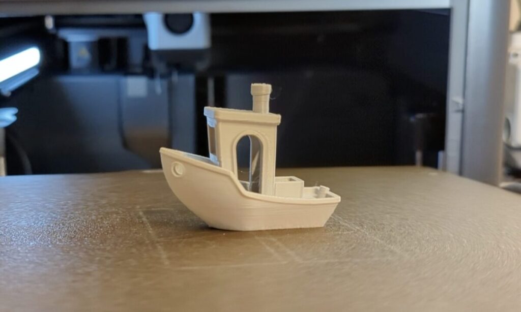 CoPEフィラメントをセットした3Dプリンターが500mm/s以上の高速設定でプリントした3DBenchy