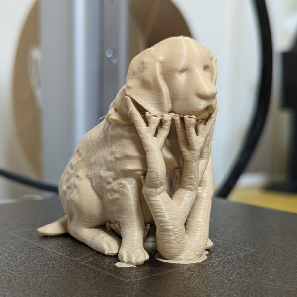 Tripoにインプットした犬の画像から3D生成されたモデルを3Dプリントしたもの