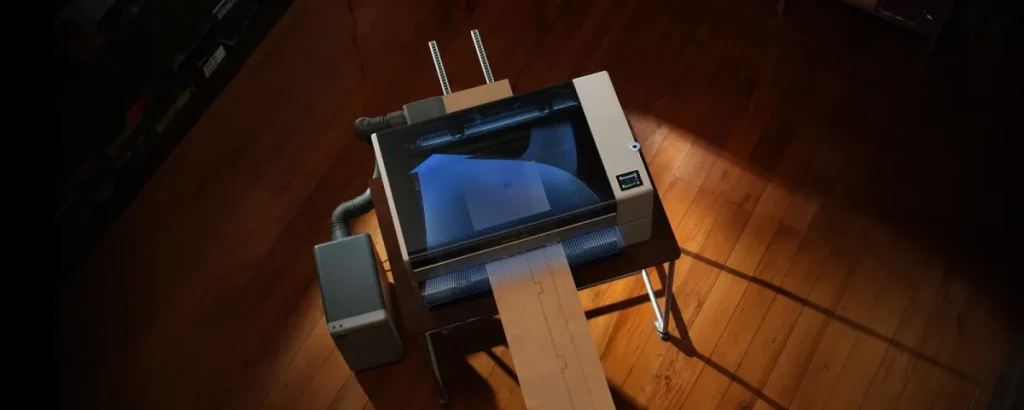 コンベアで長い板材を送り込んで加工するR1