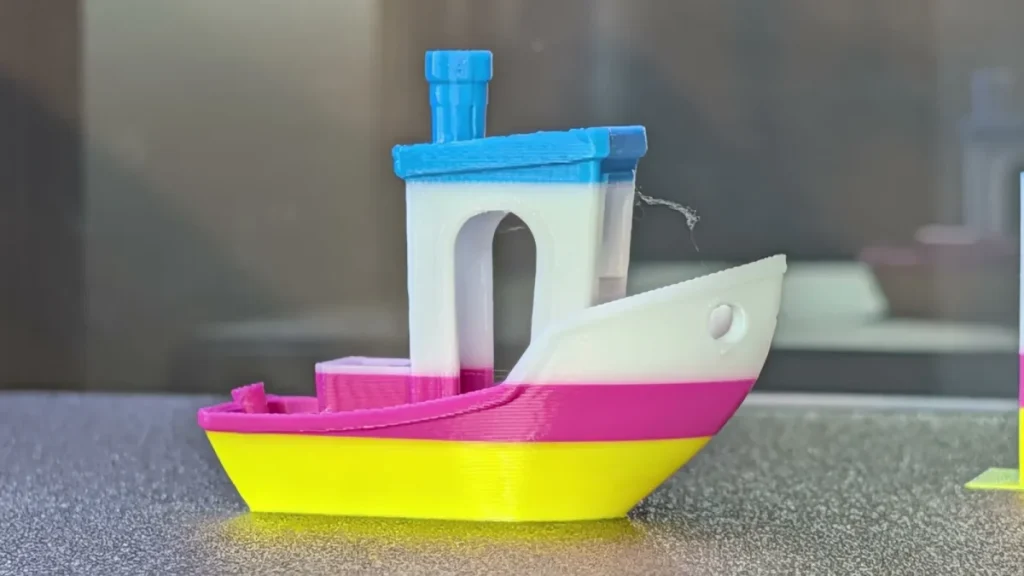 付属のスライス済みデータでプリントした4色の3DBenchy