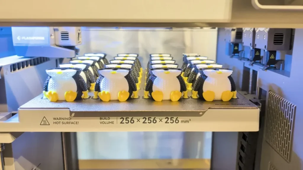 プレートいっぱいに並べた3色ペンギンの量産プリント