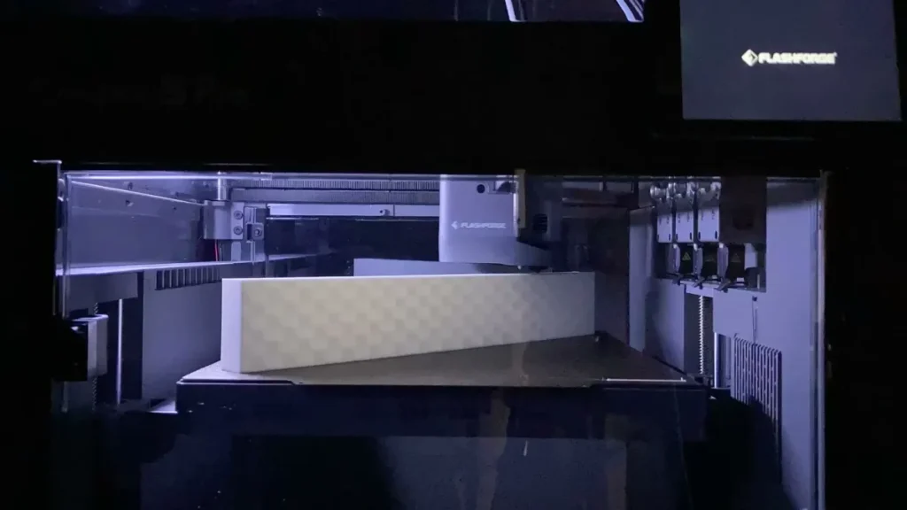 FLASHFORGE「Creator 5 Pro」の65℃ヒートチャンバーで、反りやすい細長いブロックをプリントしている様子