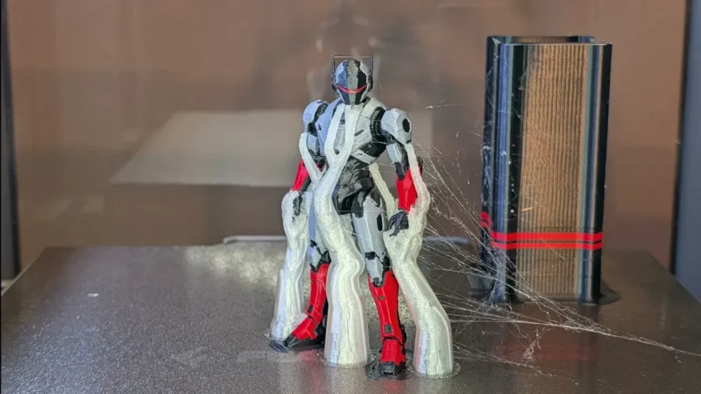 3色のフィギュアと、両手付近を支える半透明のPVAサポート