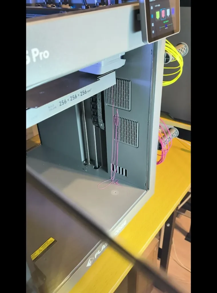 ロードやフローキャリブレーションで出たフィラメントが、本体右手前に溜まります