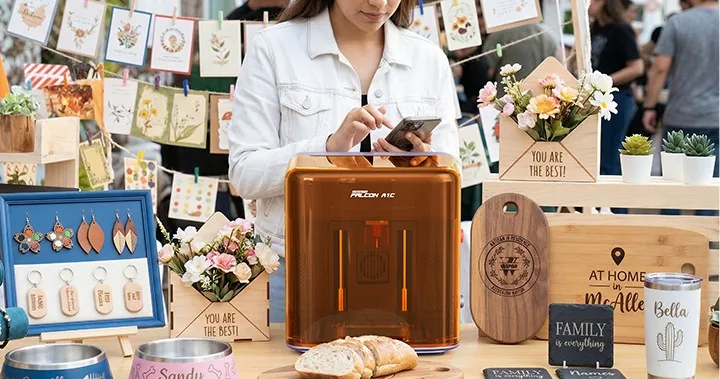 店頭でFalcon A1Cを使って名入れをする様子