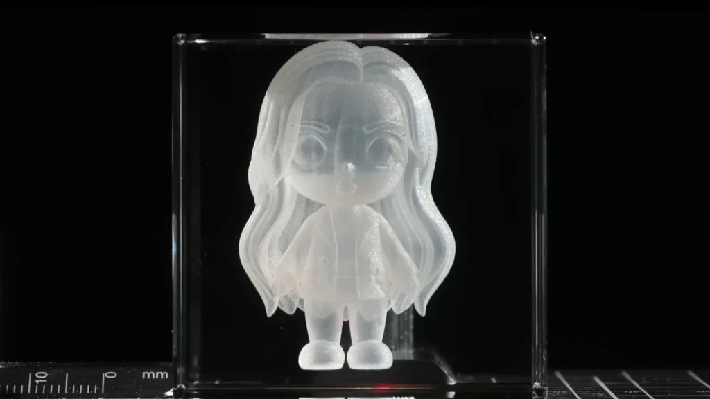 UV 5Wでクリスタルの内部にフィギュアを彫刻した作例